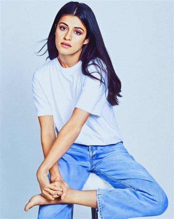 Anya Chalotra Net Worth